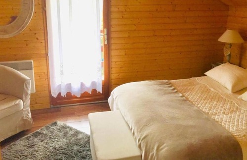 La Teste-de-Buch Cottage | 'Chalet des Ours La-Teste-de-Buch' with Shared Pool & Wi-Fi