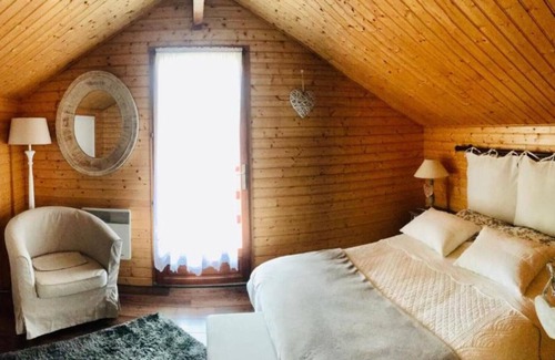 La Teste-de-Buch Cottage | 'Chalet des Ours La-Teste-de-Buch' with Shared Pool & Wi-Fi