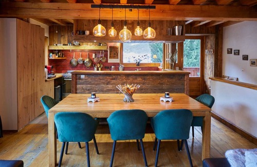 Le Raffort Ski Chalet | Chalet 'Duhoux' with Mountain View, Private Terrace and Wi-Fi