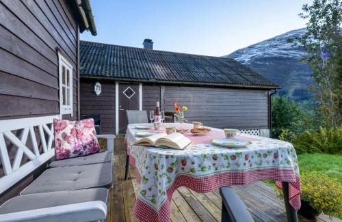 Olden Ski Chalet | Chalet Eiketun by Interhome