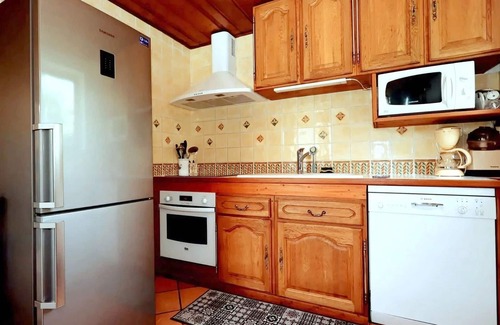 Les Houches Ski Chalet | Chalet familal pour 8, calme, proche centre et remontées mécaniques, parking et jardin inclus