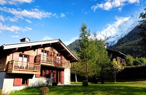 Les Houches Ski Chalet | Chalet familal pour 8, calme, proche centre et remontées mécaniques, parking et jardin inclus