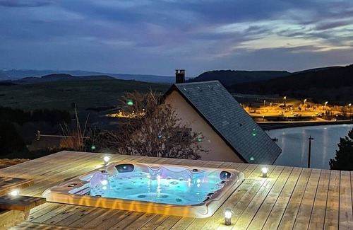 Besse-et-Saint-Anastaise Ski Chalet | Chalet l'Anorak Super Besse, private spa, 10 pers, 4 bedrooms, Sancy view