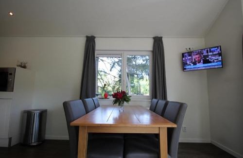 De Bult House | Chalet in De Bult by the pond