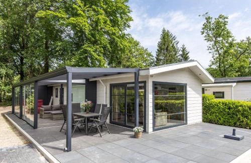 De Bult House | Chalet in De Bult by the pond