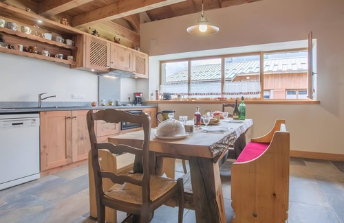 Montricher-Albanne Apartment | Chalet 'L'ours' with Mountain View