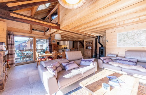 Albiez-le-Jeune Ski Chalet | Chalet 'La Grange Des Aiguilles' with Mountain View, Private Terrace and Wi-Fi