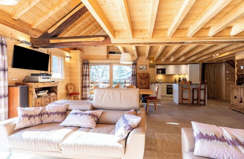 Albiez-le-Jeune Ski Chalet | Chalet 'La Grange Des Aiguilles' with Mountain View, Private Terrace and Wi-Fi