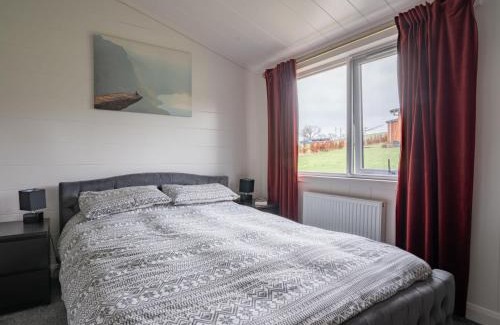 Kinross Ski Chalet | Chalet Loch Leven Lodge 25 East by Interhome