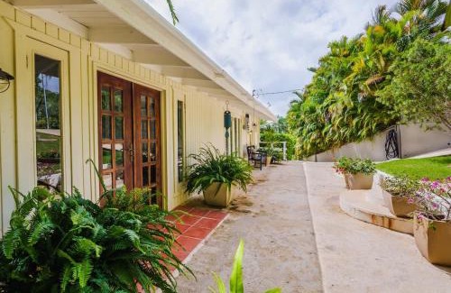 Pueblo Viejo Ski Chalet | Chalet Lulu with Solar Power and Hot Tub in Guaynabo