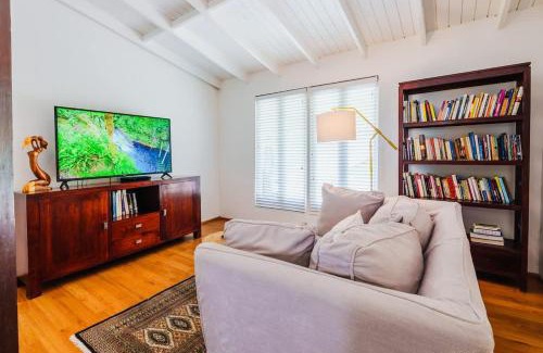 Pueblo Viejo Ski Chalet | Chalet Lulu with Solar Power and Hot Tub in Guaynabo