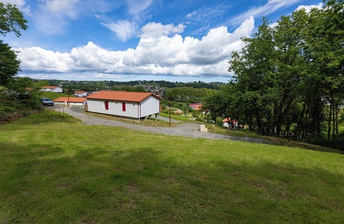 Hasparren Ski Chalet | Chalet Oihana Avec vue sur la Campagne Basque et Piscine