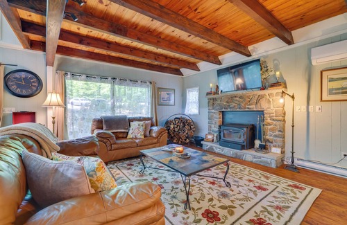 Lake Ariel Cabin | Chalet on the Green: Cozy Lake Ariel Retreat!