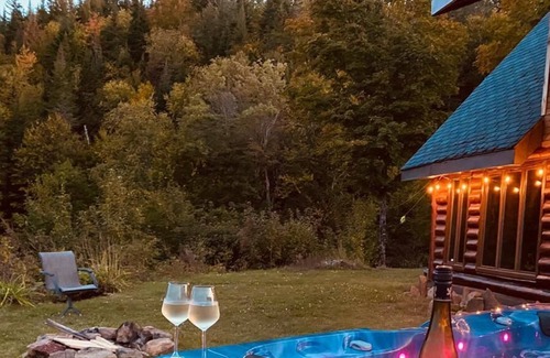 Mandeville Ski Chalet | Chalet rustique en bois rond avec splendide vue sur la vallée