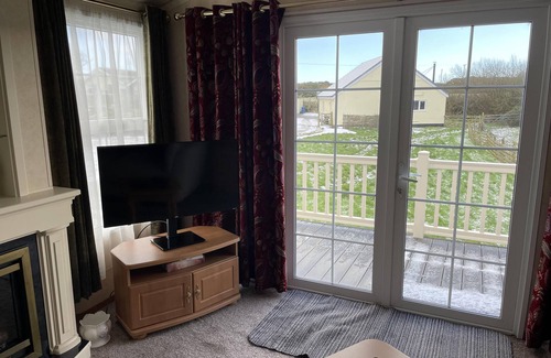 Caergeiliog Ski Chalet | Chalet Sleeps 4 Near Cymyran Beach