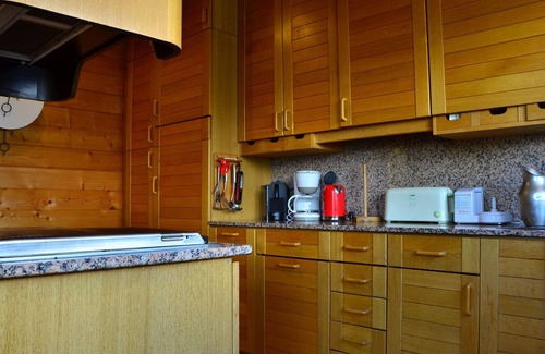 Bellentre Ski Chalet | Chalet spacieux, 3 niveaux, 10 personnes, 4 chambres, proche pistes et centre, Wi-Fi, parking gratuit.