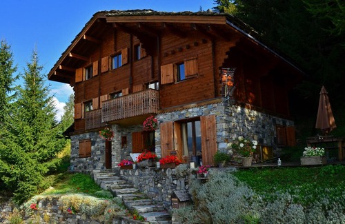 Bellentre Ski Chalet | Chalet spacieux, 3 niveaux, 10 personnes, 4 chambres, proche pistes et centre, Wi-Fi, parking gratuit.