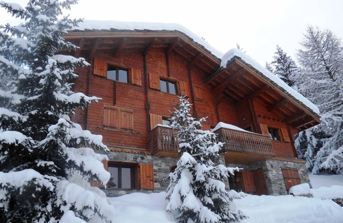 Bellentre Ski Chalet | Chalet spacieux, 3 niveaux, 10 personnes, 4 chambres, proche pistes et centre, Wi-Fi, parking gratuit.