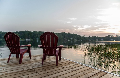 Otter Lake Cottage | Chalet St-Aubin : Luxurious Lakeside Log Home