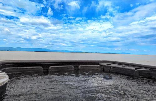 Cap-Saint-Ignace Ski Chalet | Chalet Studio #1 Waterfront with Spa Fireplace & Wifi