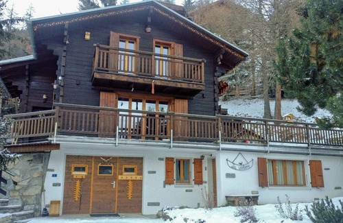 St. Luc Ski Chalet | Chalet VOLIÈRE HAUT -Outside : chalet for 8 persons, large terrace, garden, balcony, barbecue, sun t