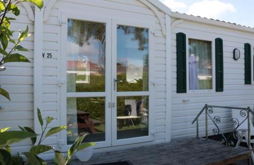 Tzummarum Ski Chalet | Chalet with a microwave, near Wadden Sea