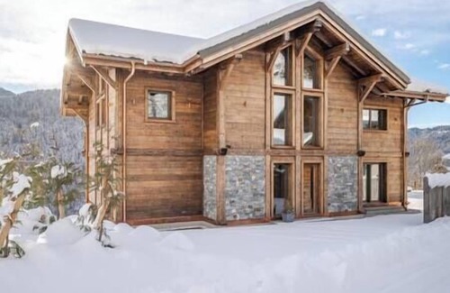 Les Gets Ski Chalet | Chalet with Wonderful views, Swimming Pool with wave machine, Hot Tub, Log Fire