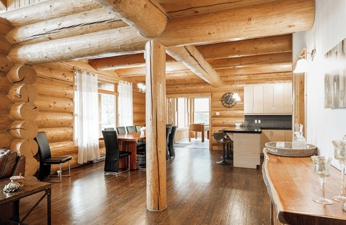 Fiddler Lake Resort Ski Chalet | ChaletsOasis Luxury Lakefront Moose35