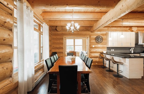 Fiddler Lake Resort Ski Chalet | ChaletsOasis Luxury Lakefront Moose35