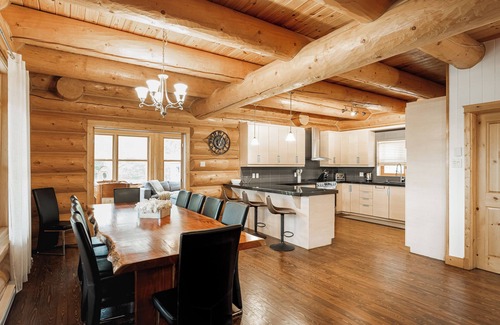 Fiddler Lake Resort Ski Chalet | ChaletsOasis Luxury Lakefront Moose35