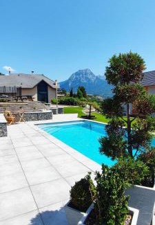 Prunieres Apartment | chambre 2 vue lac av piscine