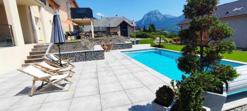 Prunieres Apartment | chambre 2 vue lac av piscine