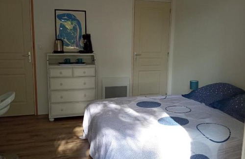 Saint-Leon-sur-Vezere House | Chambre au calme entourée par la nature.