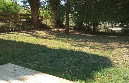 Saint-Leon-sur-Vezere House | Chambre au calme entourée par la nature.