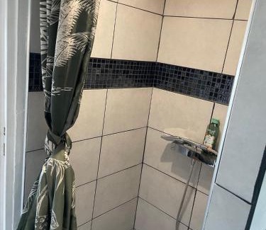 Le Relecq-Kerhuon Apartment | Chambre calme au dessus d'un atelier, kitchenette, douche et toilettes dédiées