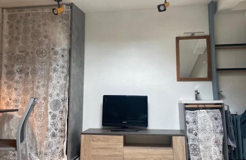 Le Relecq-Kerhuon Apartment | Chambre calme au dessus d'un atelier, kitchenette, douche et toilettes dédiées