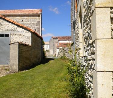 Blanzac les Matha Bed & Breakfast | Chambre d'hôte Au col de Cygne