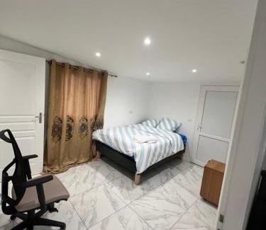 Ormesson-sur-Marne House | Chambre dans un appartement