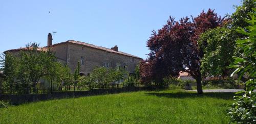 Champagne-Mouton Bed & Breakfast | Chambre Louis XVI au Château de Champagne-Mouton