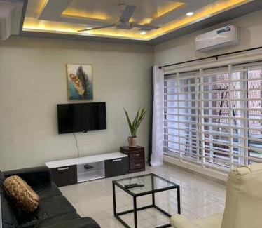 Porto-Novo Villa | Chambre salon avec cour privée