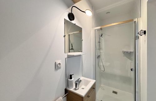 Ruaudin House | Chambres privées avec salle d'eau, clim, TV - Proche circuit - Campagne - 2p