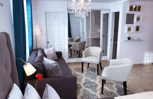 Ponce Centro Apartment | Chandelier 102