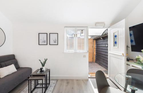 High Wych House | Chandini Villa in High Wych