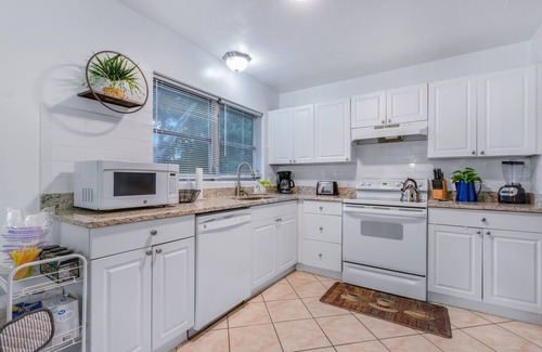 Jacksonville House | ~Changing Leaf Cottage Sleeps 6 Near NAS Jax~