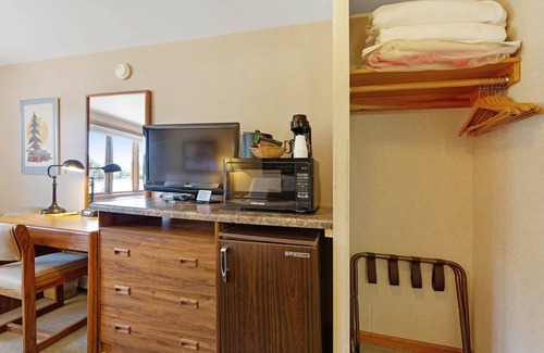 Eagle River Apartment | Chanticleer Inn 35
