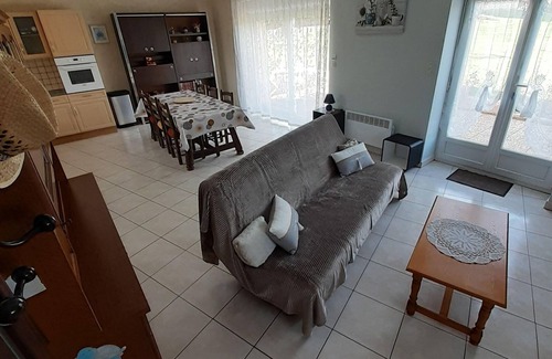 La Villedieu-en-Fontenette Cottage | Charming country house with terrace and garage near activities