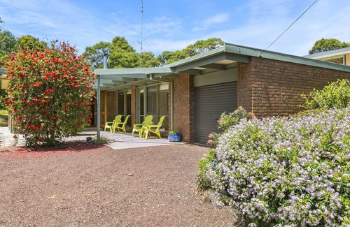Aireys Inlet House | Charlton House - Walk To The Clifftops & The Beach
