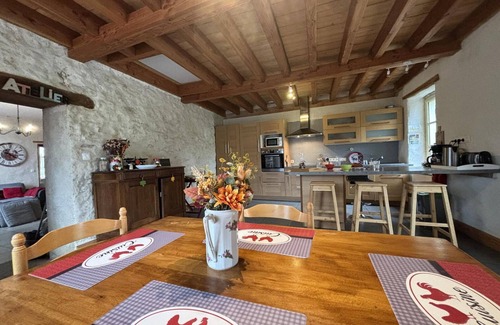 Saint-Bonnet-de-Rochefort Cottage | Charming Workshop with Garden and Wifi