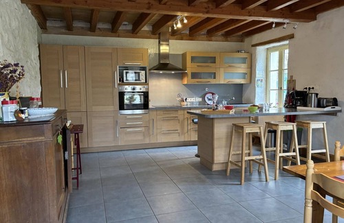 Saint-Bonnet-de-Rochefort Cottage | Charming Workshop with Garden and Wifi