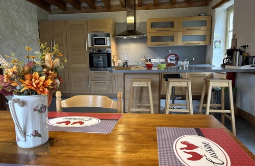 Saint-Bonnet-de-Rochefort Cottage | Charming Workshop with Garden and Wifi